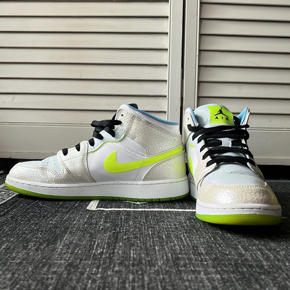 Air Jordan 1 Mid SE GS Warped Swoosh Sneakers 6.5Y / Women’s 8 - Picture 3 of 5